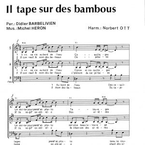 IL TAPE SUR DES BAMBOUS